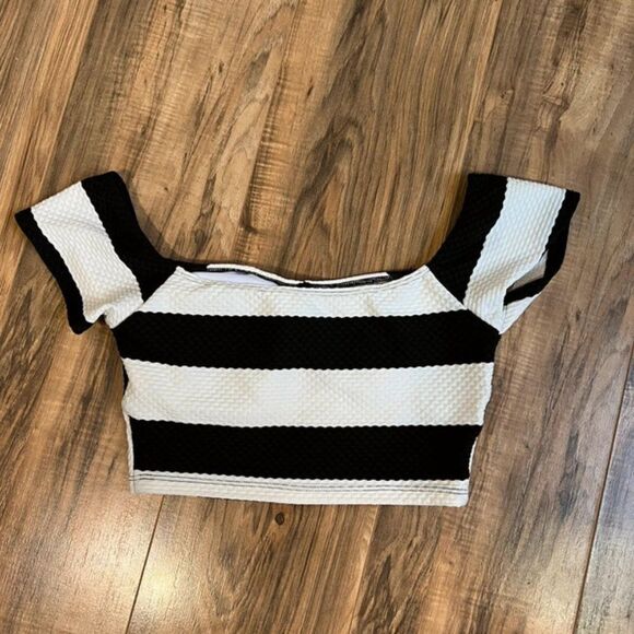 Gibson & Latimer medium black and white crop top - Picture 2 of 4